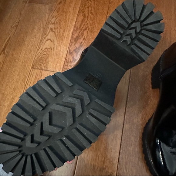 Shiny heeled booties - Picture 9 of 12